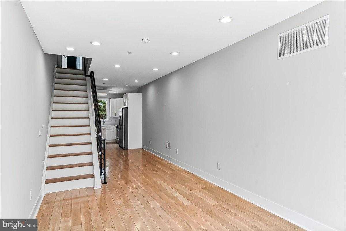 2615 E Letterly St photo 4