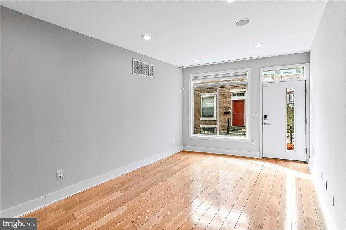 2615 E Letterly St photo 6