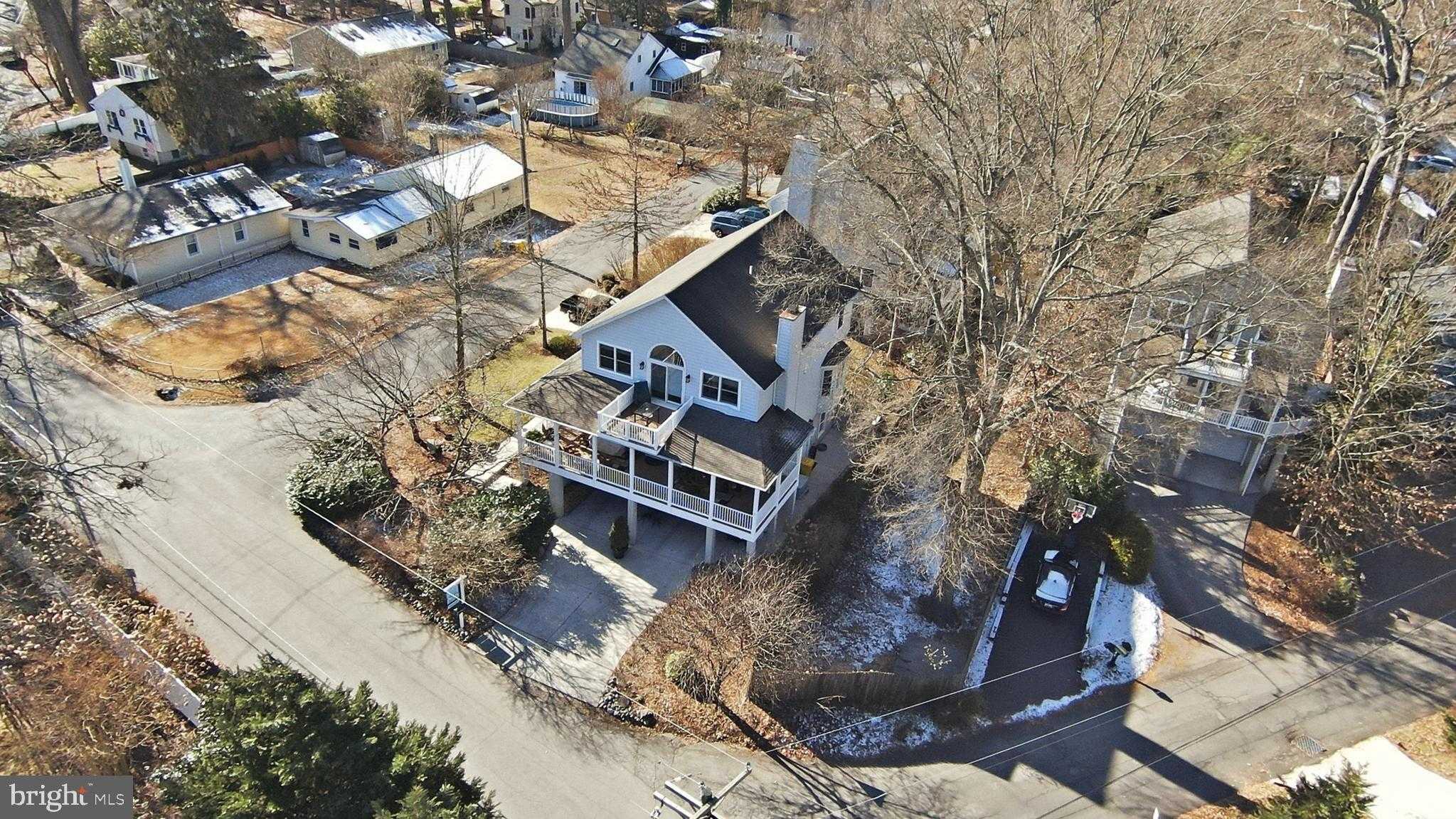 764 N Riverside Dr photo 4