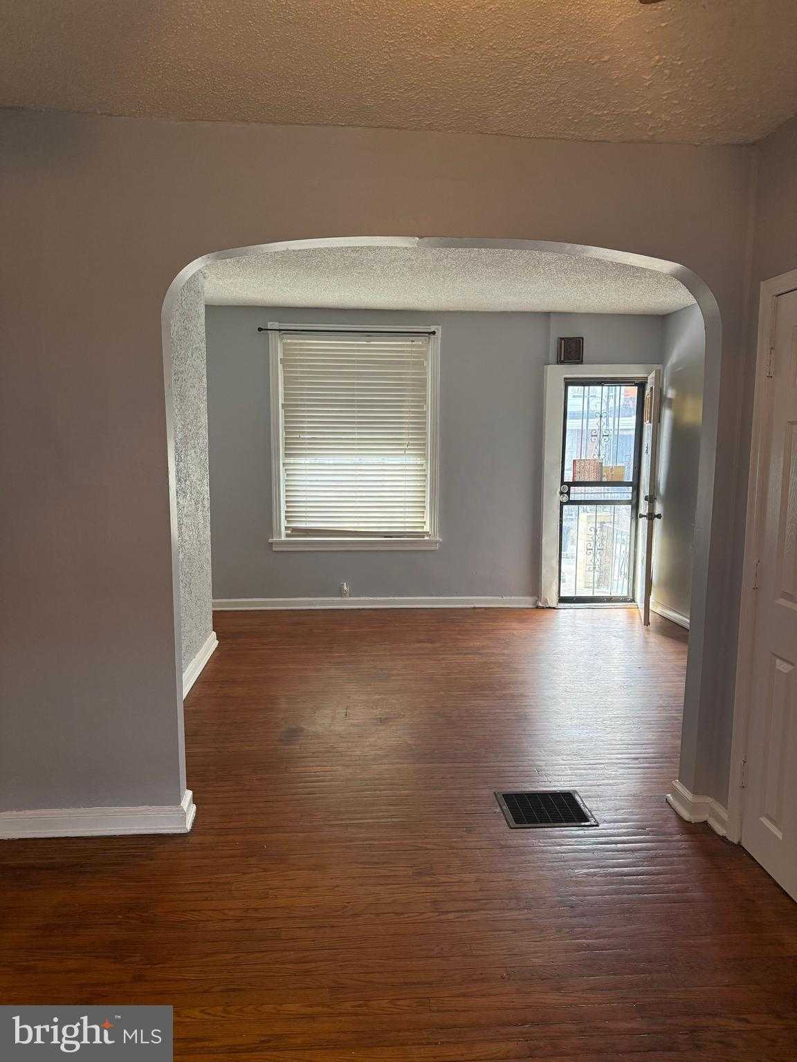 5753 N Beechwood St photo 5