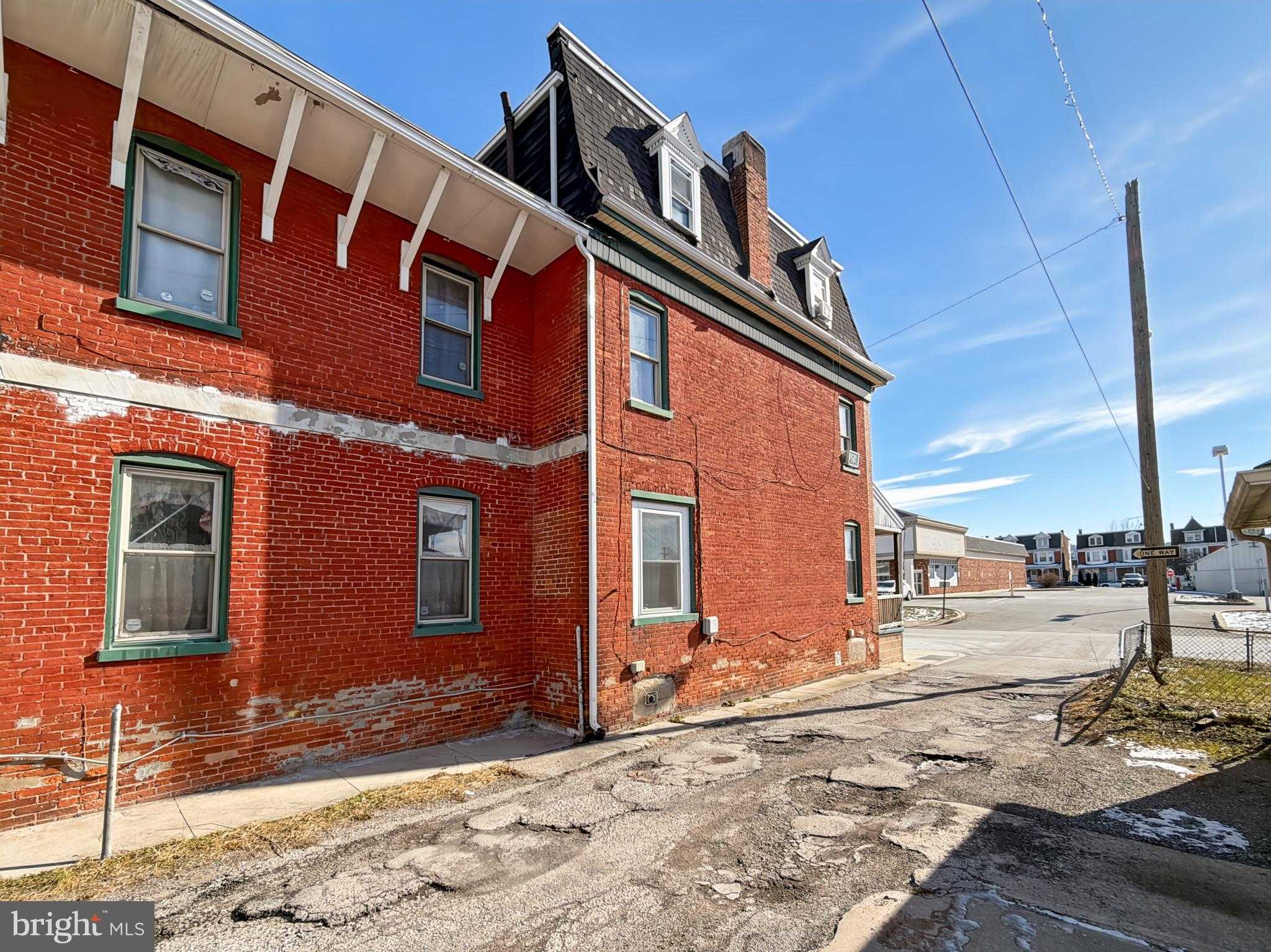 939 W Poplar St photo 23