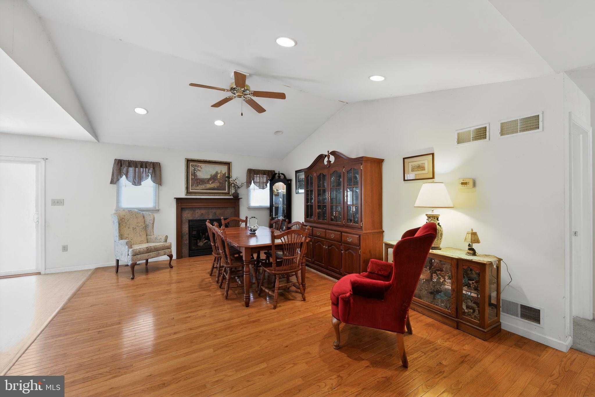 581 Rosehill Dr photo 17