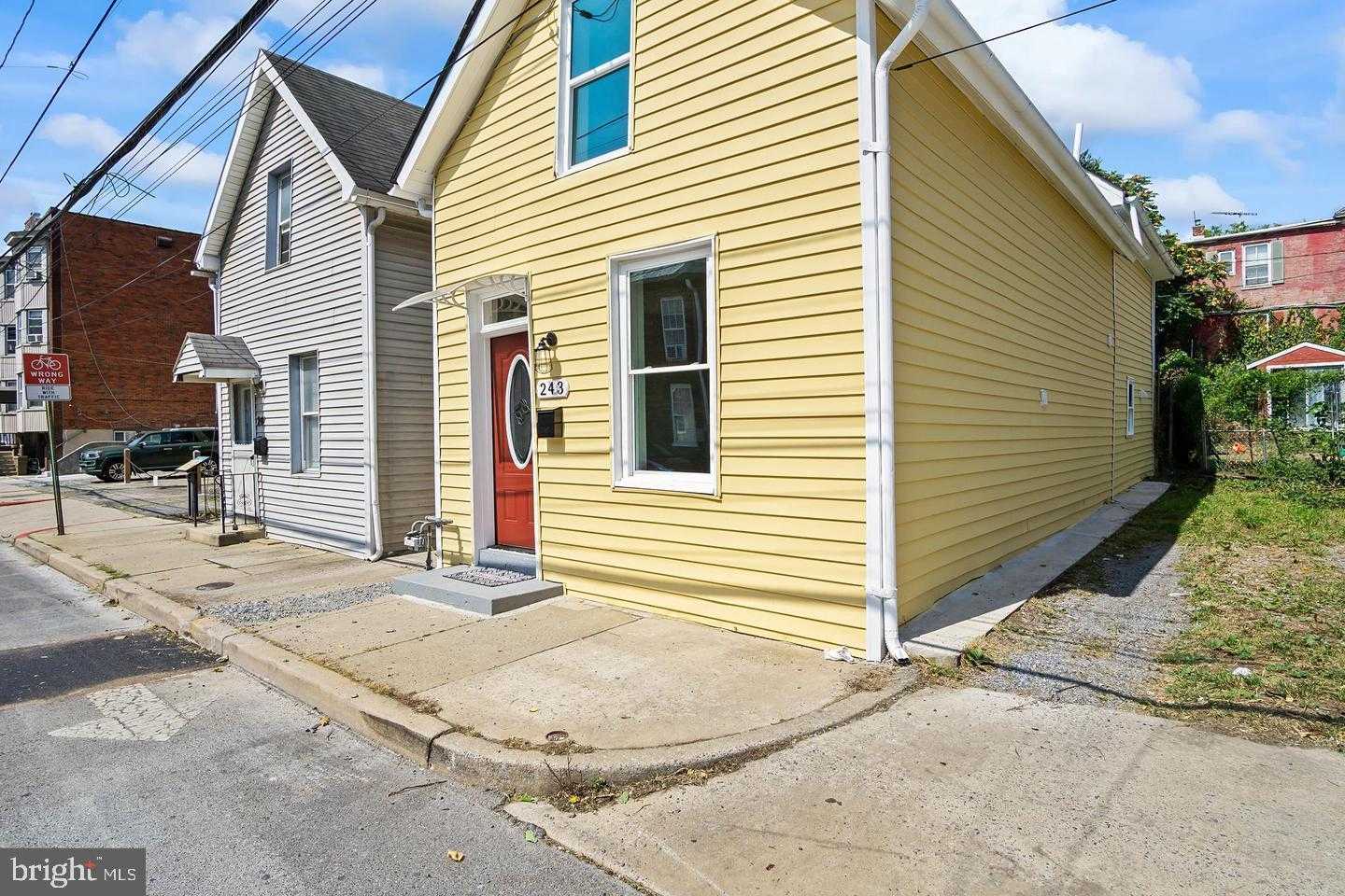 243 N Locust St photo 4