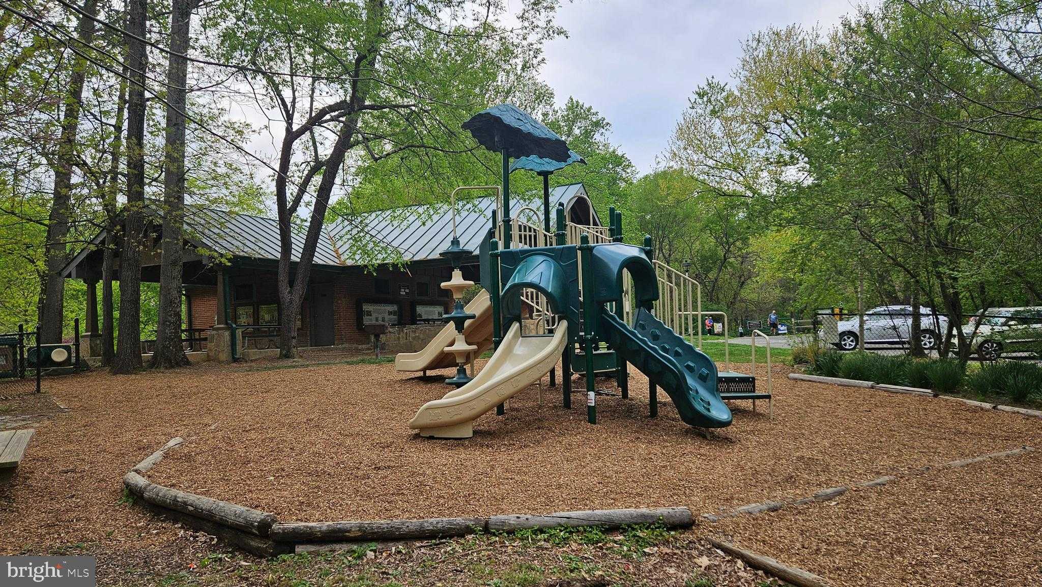 2763 N Randolph St photo 47