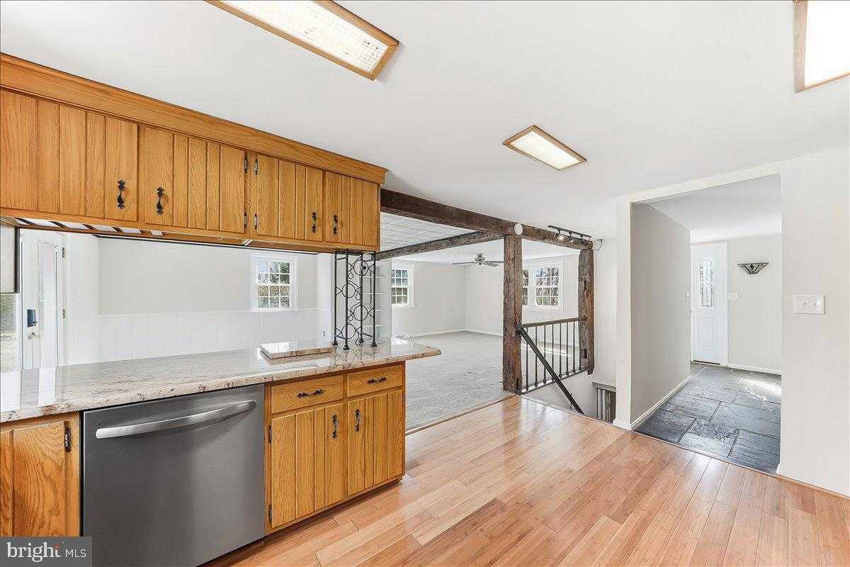 212 W Woodview Rd photo 16