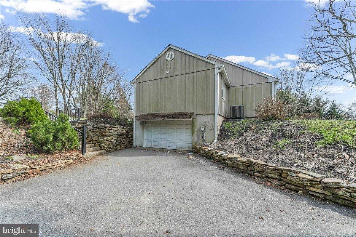 212 W Woodview Rd photo 38