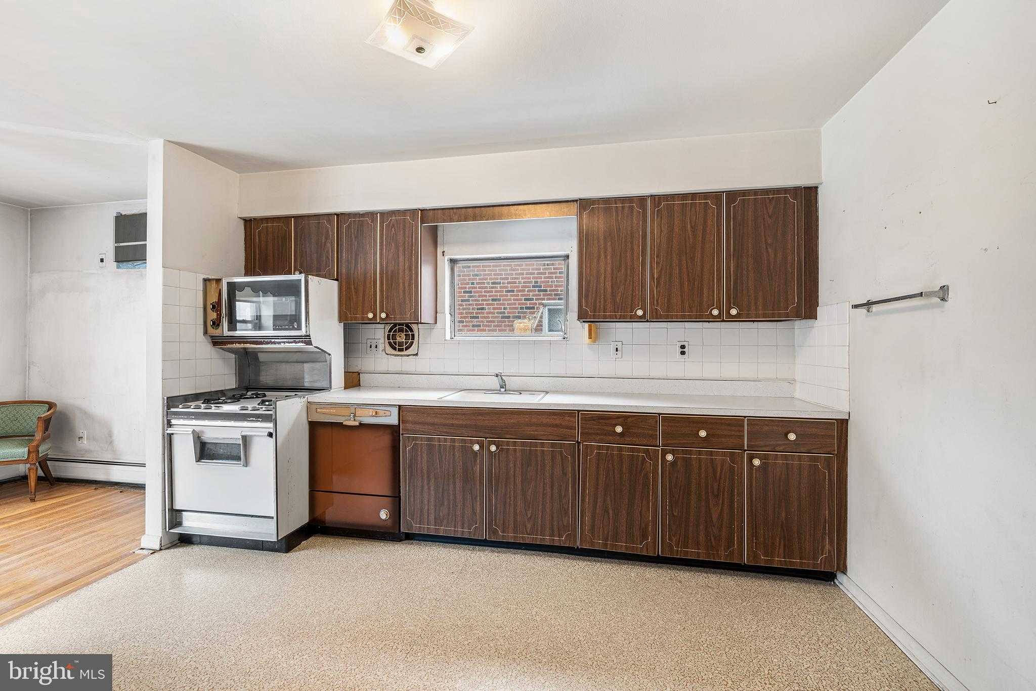 2249 Faunce St photo 7