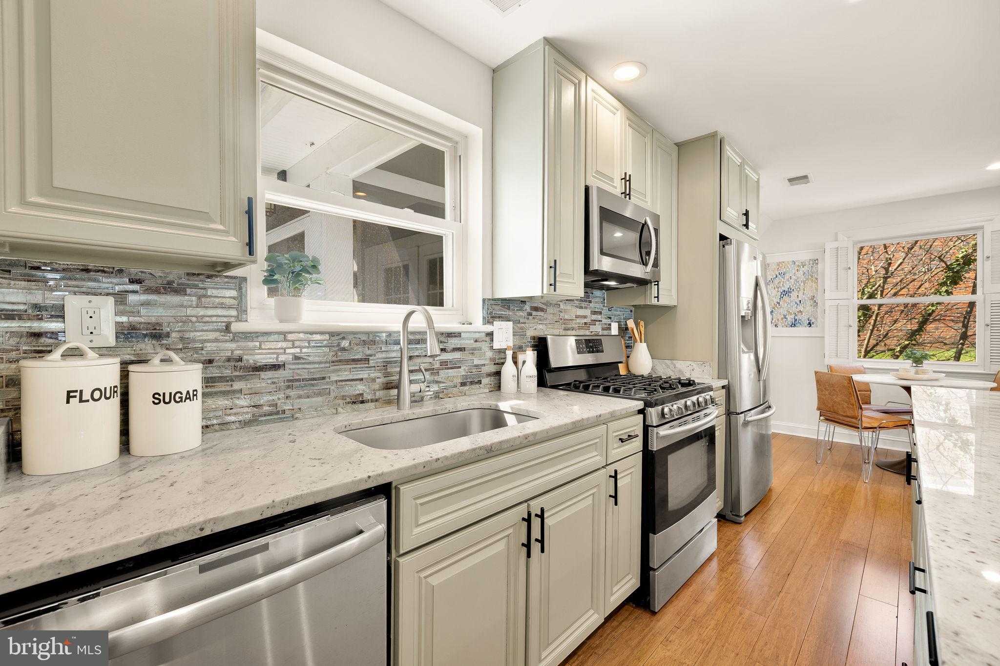 407 Hinsdale CT photo 14