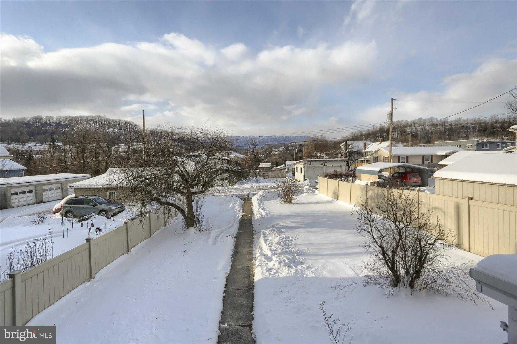 425 E Walnut St photo 33