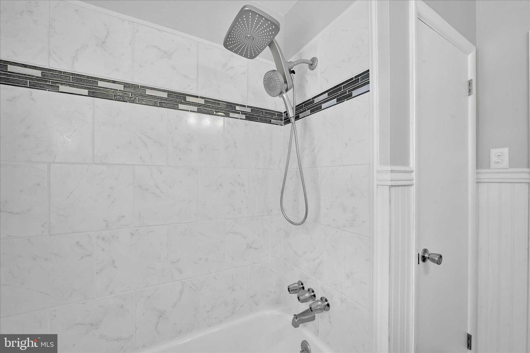 538 W Locust St photo 22