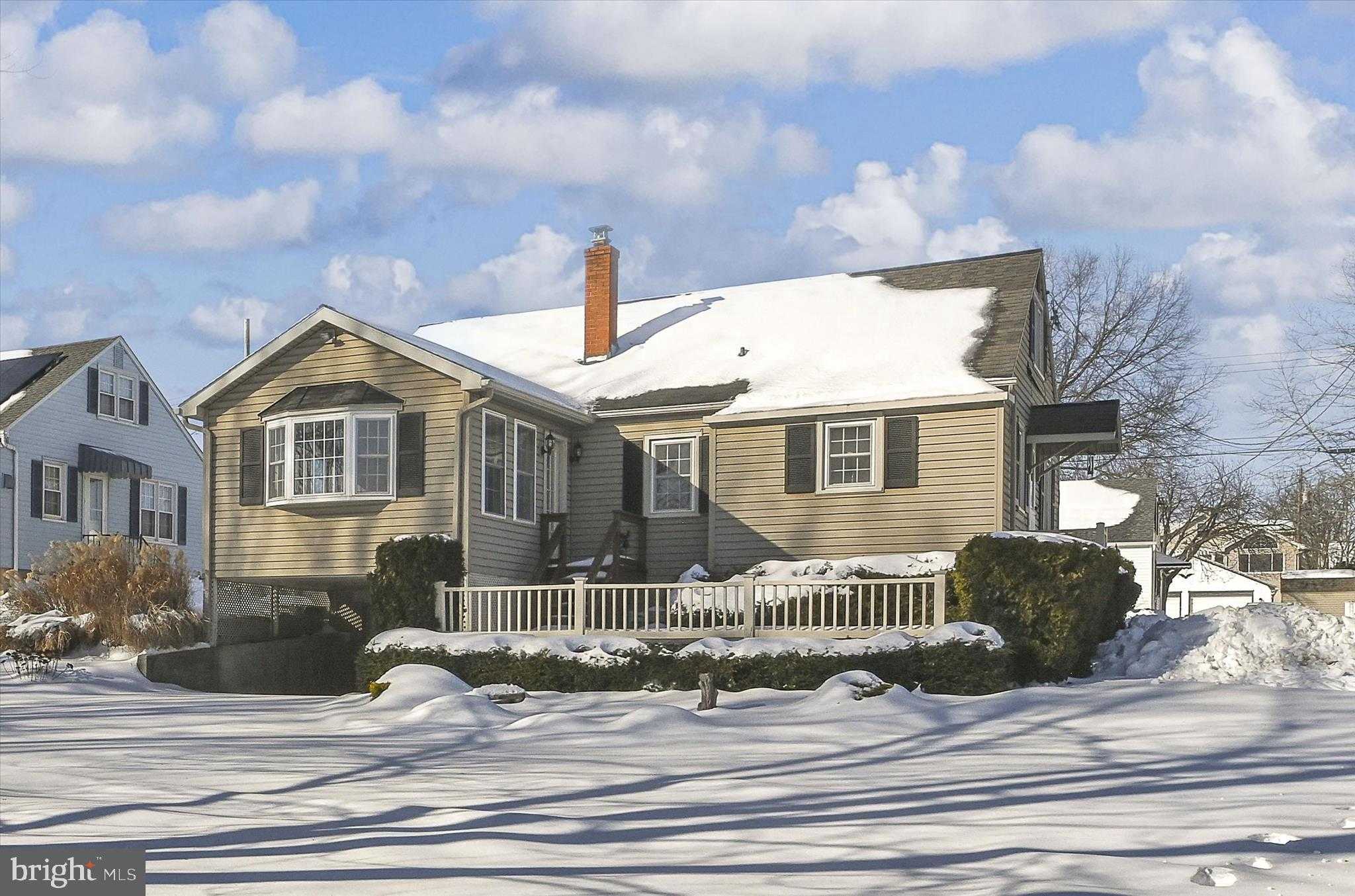 538 W Locust St photo 32