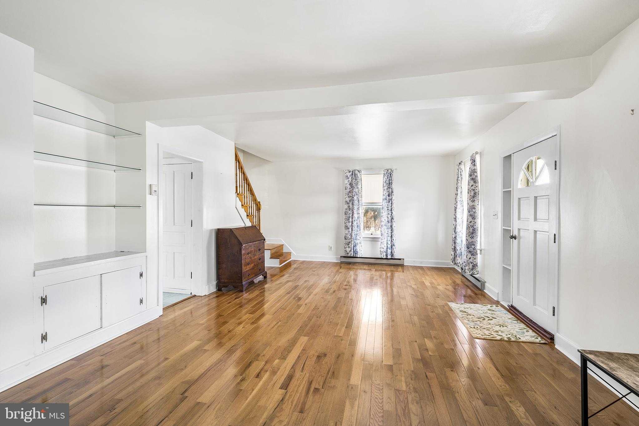 1352 Main St photo 5