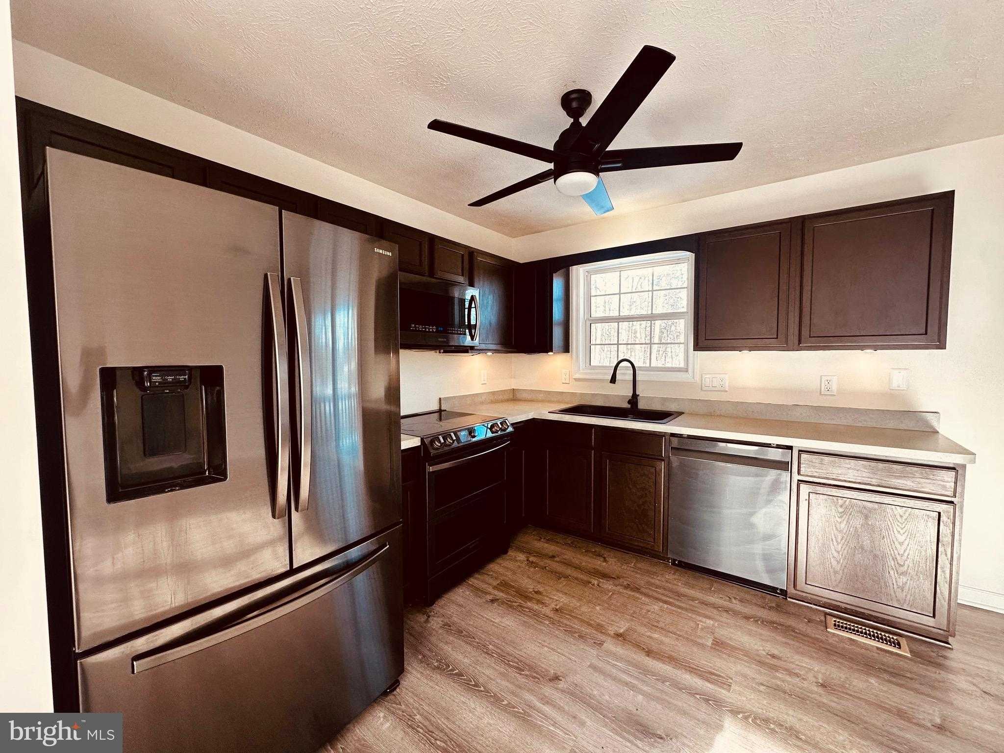 385 Longwood Dr photo 7