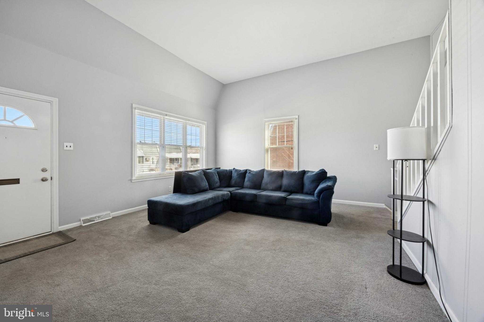 1542 Summit St photo 3