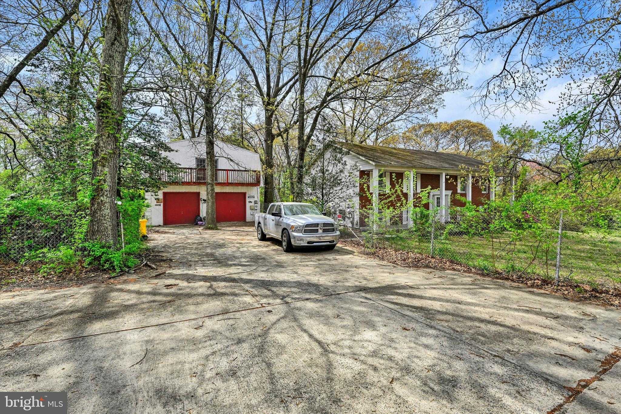 1287 Thompson Ave photo 16