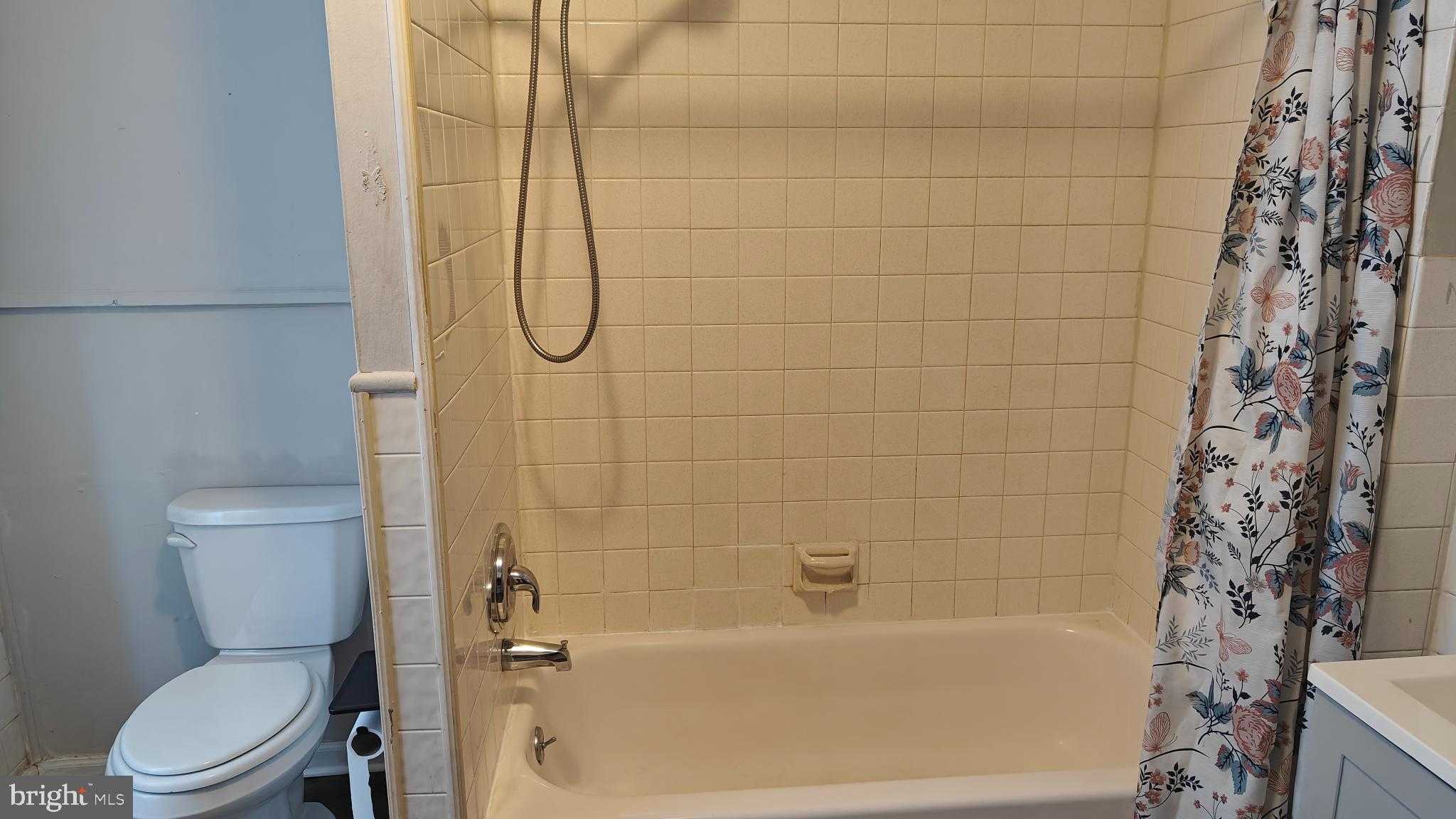 229 W Spruce St photo 7