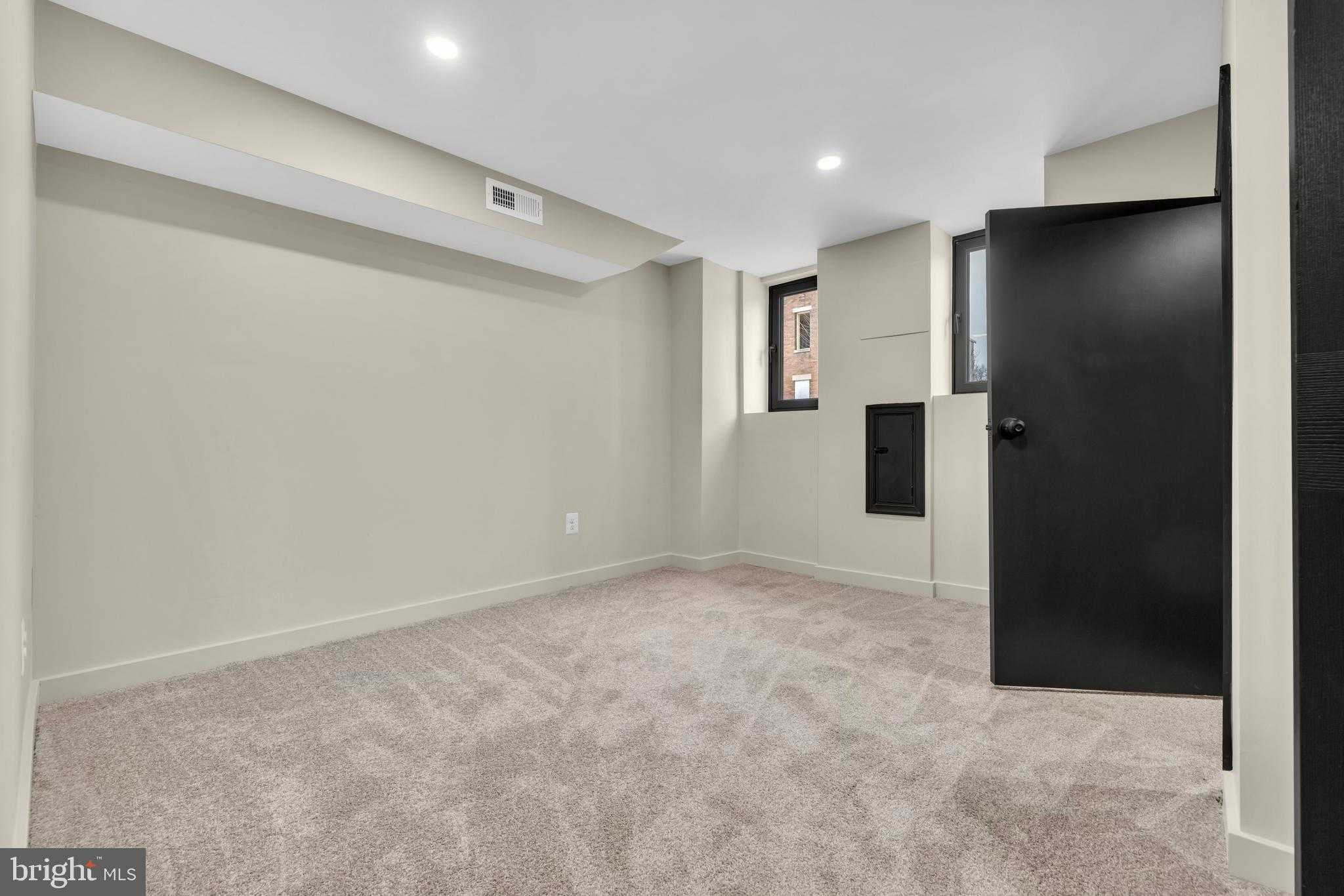 704 E 20th St photo 41