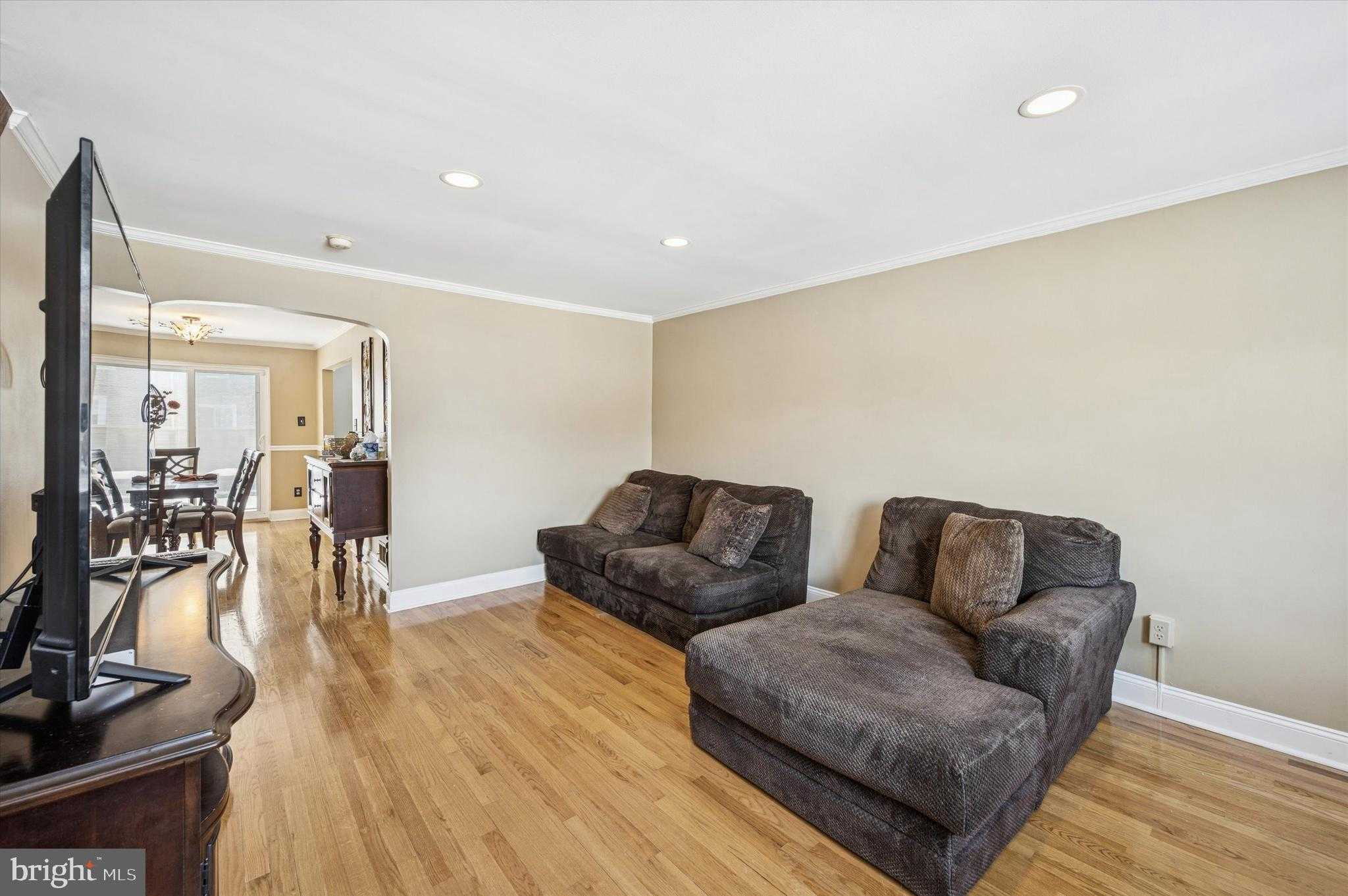 2262 Dermond Ave photo 4