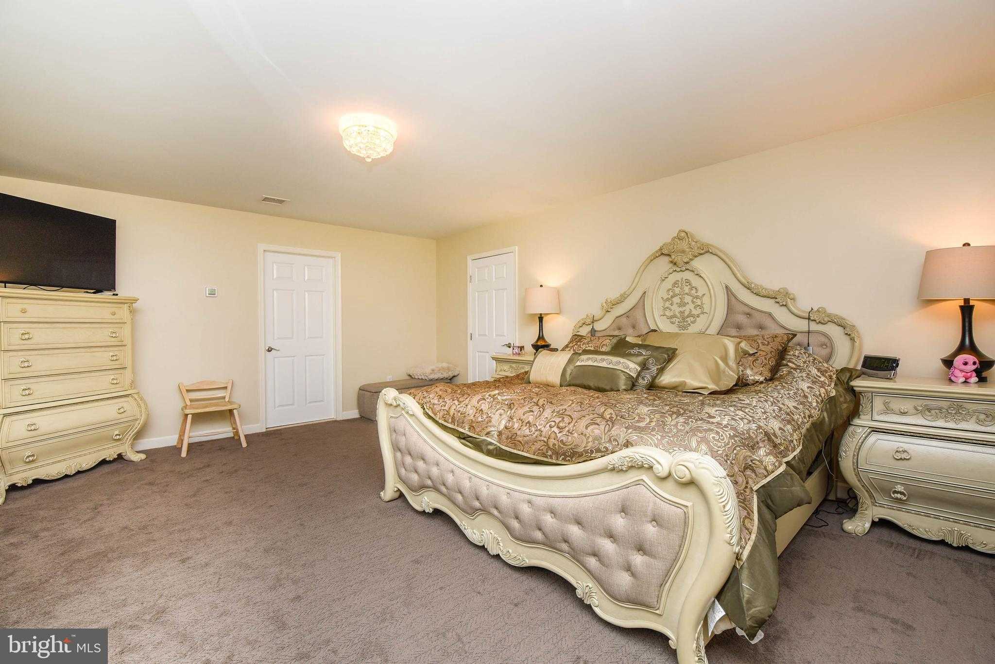 911 Seybert St photo 36