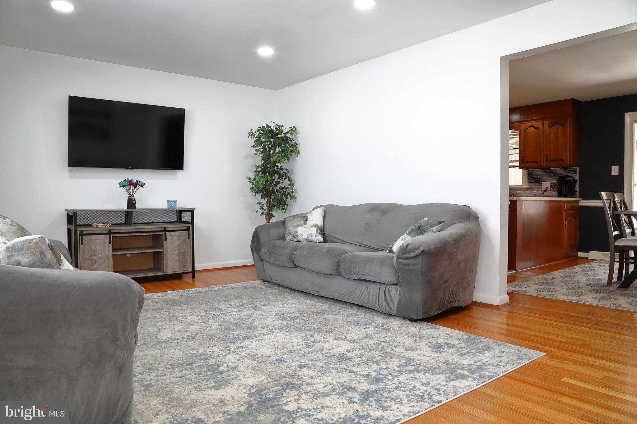 326 E Charlotte St photo 4