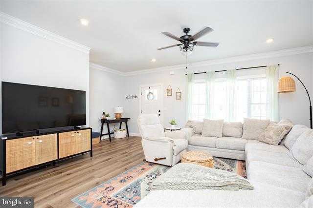 1091 Bluemoon Dr photo 4