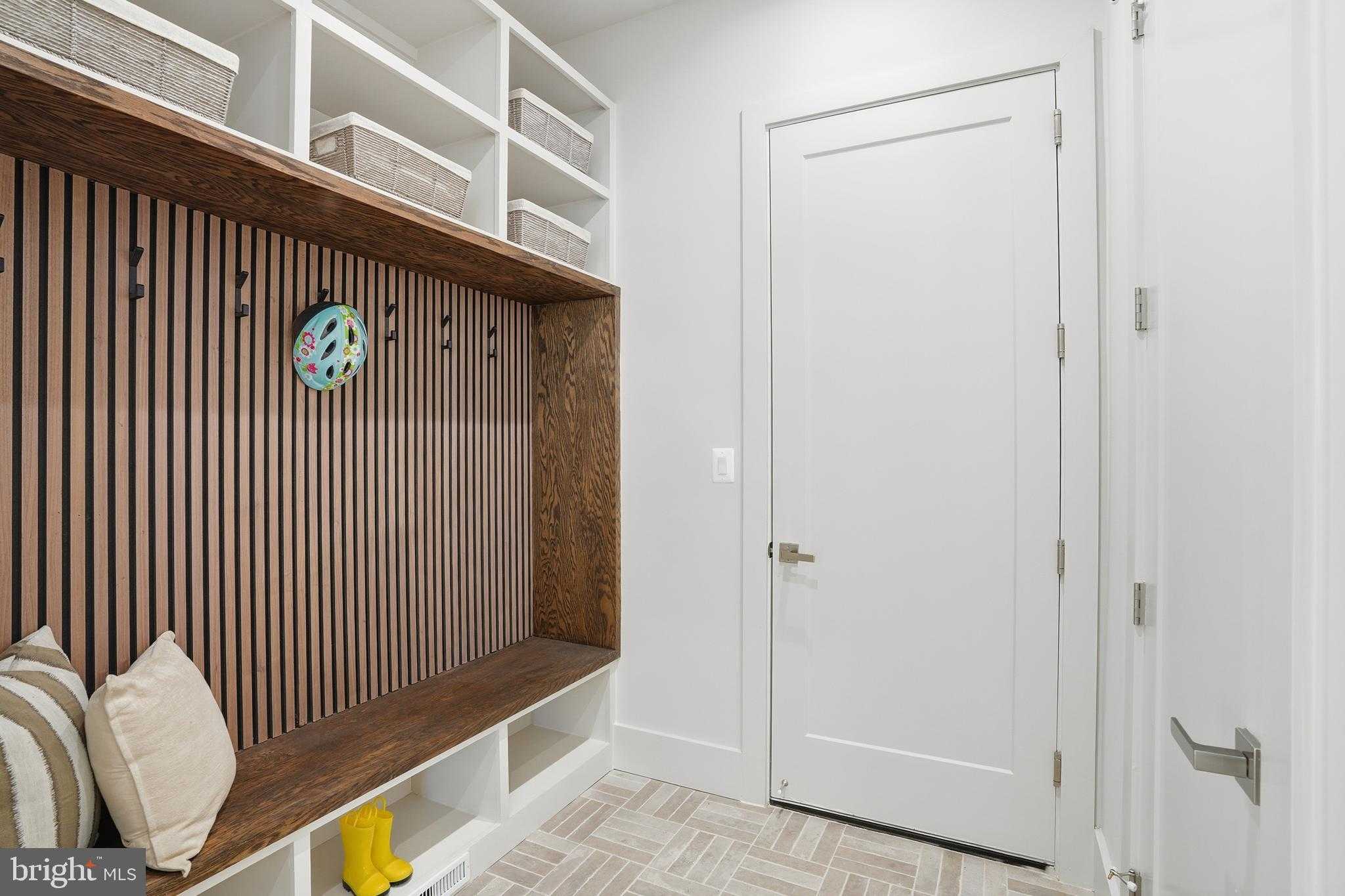 2107 Greenwich St photo 32