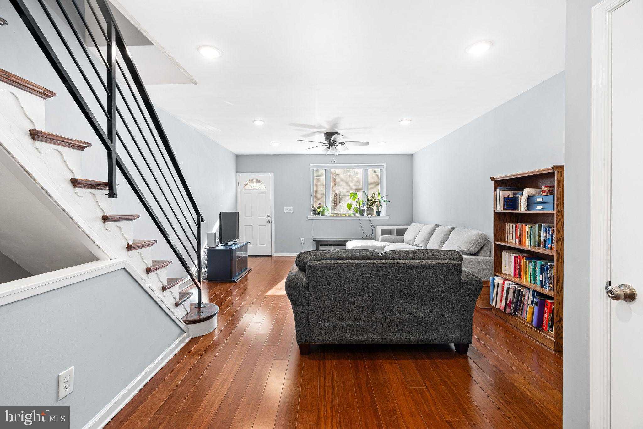 2023 Dickinson St photo 10