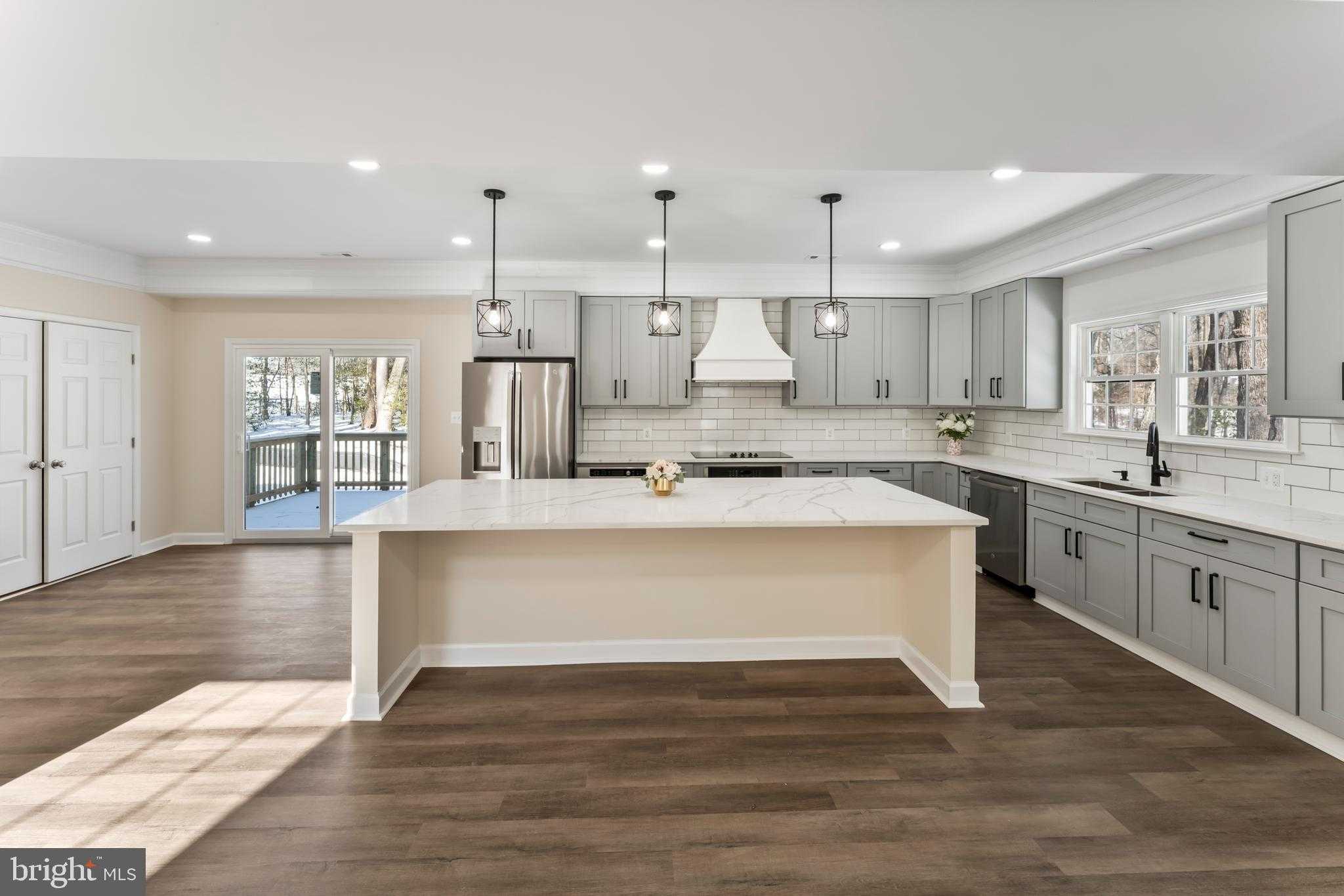 723 Lake Caroline Dr photo 4