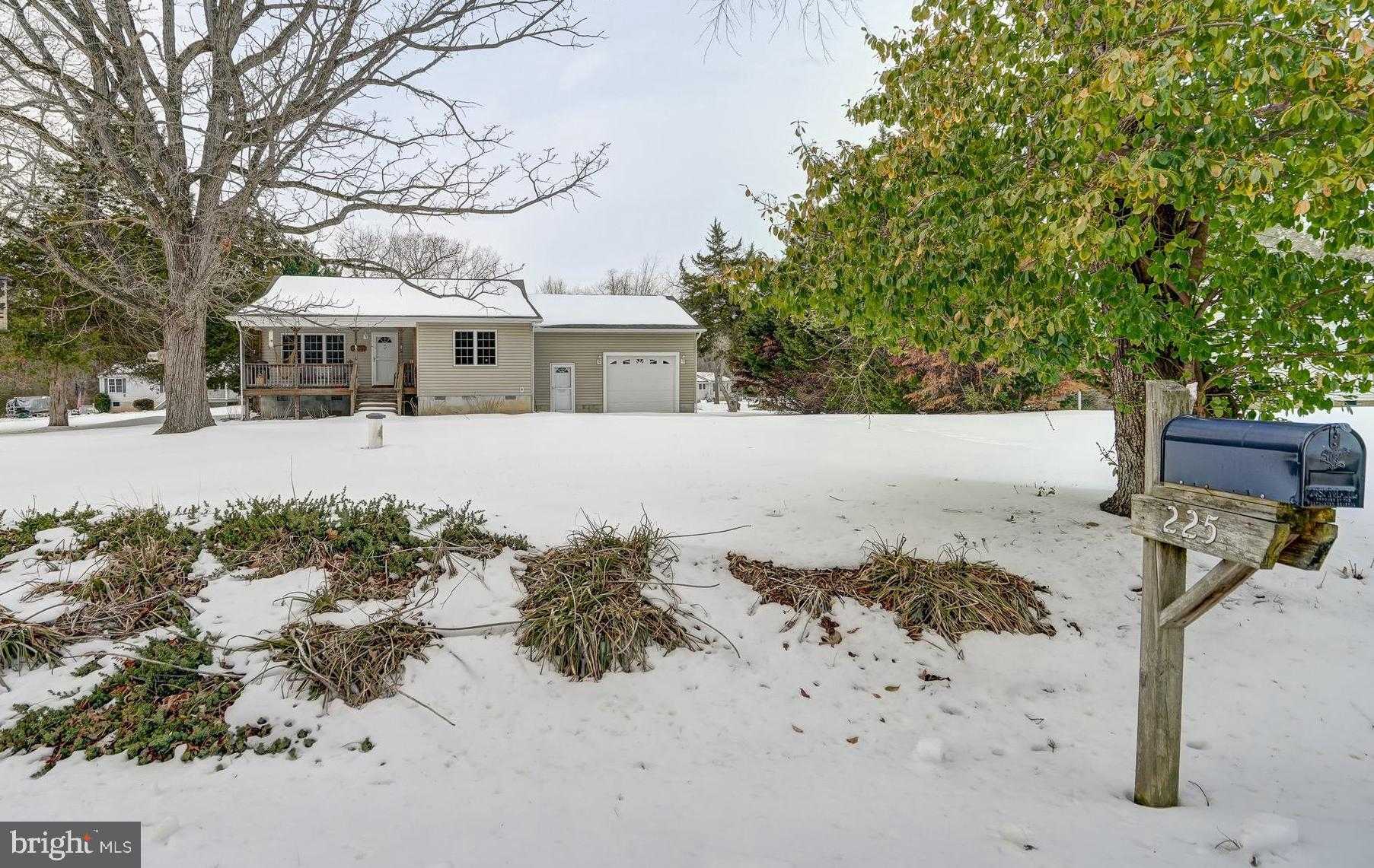 225 Lakeview Dr photo 2