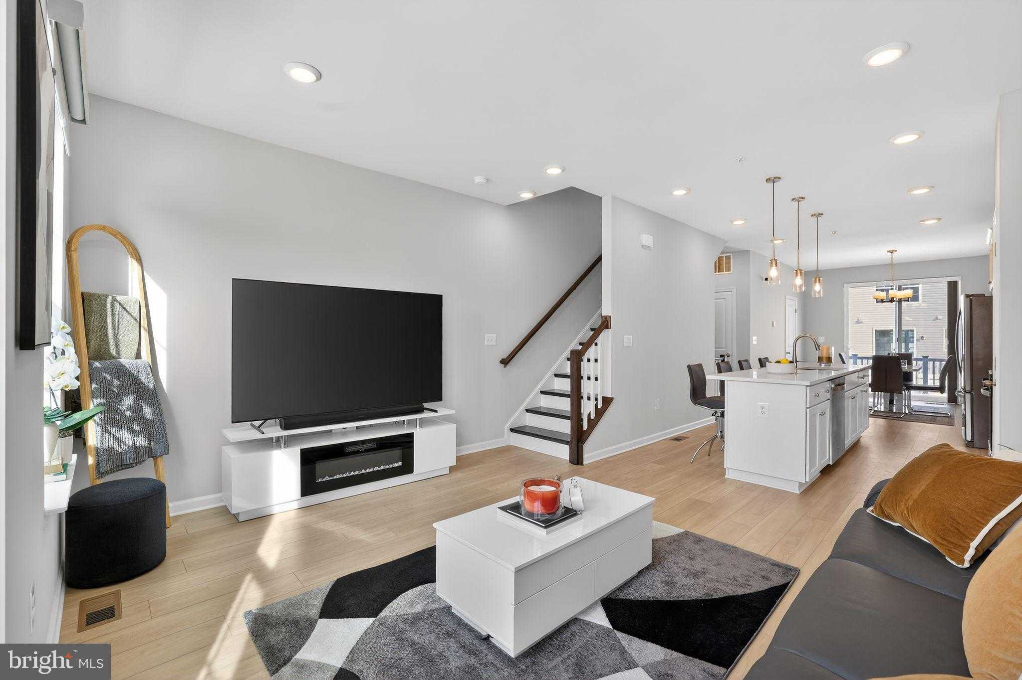 1017 Village Club Aly photo 7