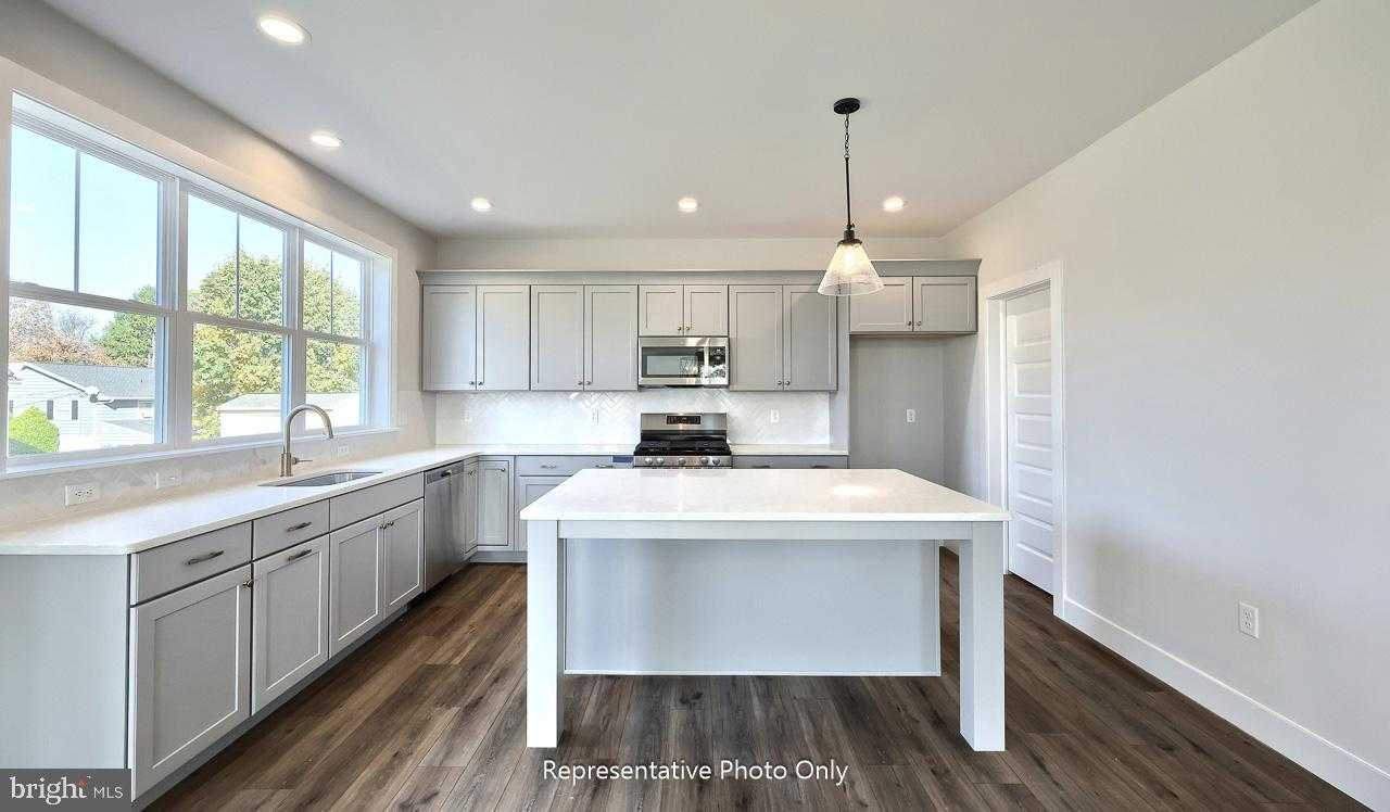 81 Tupelo St photo 9