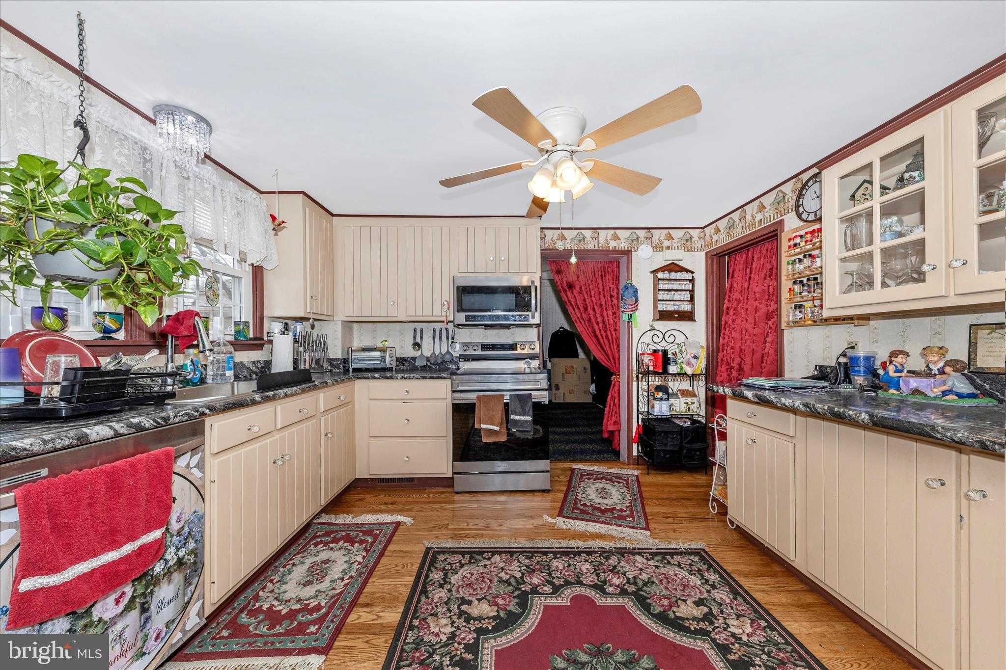 925 Frederick St photo 8