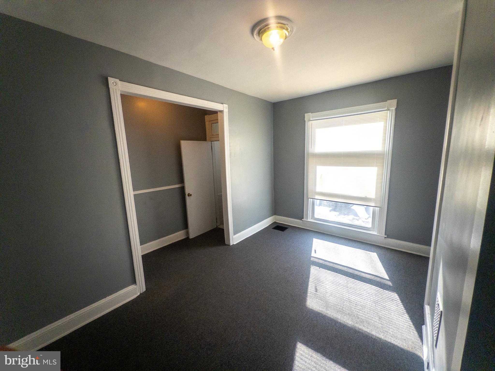 2122 W Lexington St photo 2