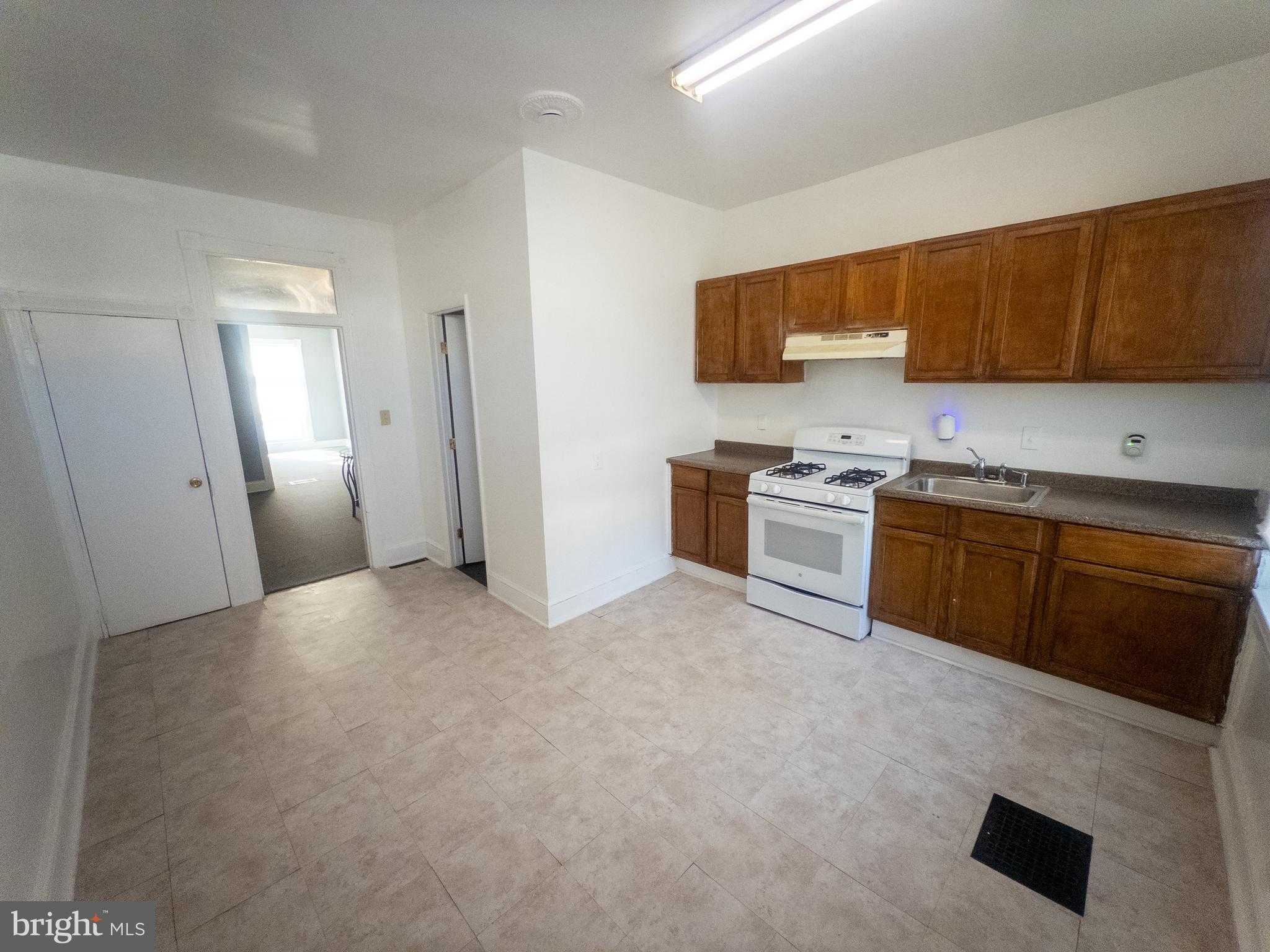 2122 W Lexington St photo 5