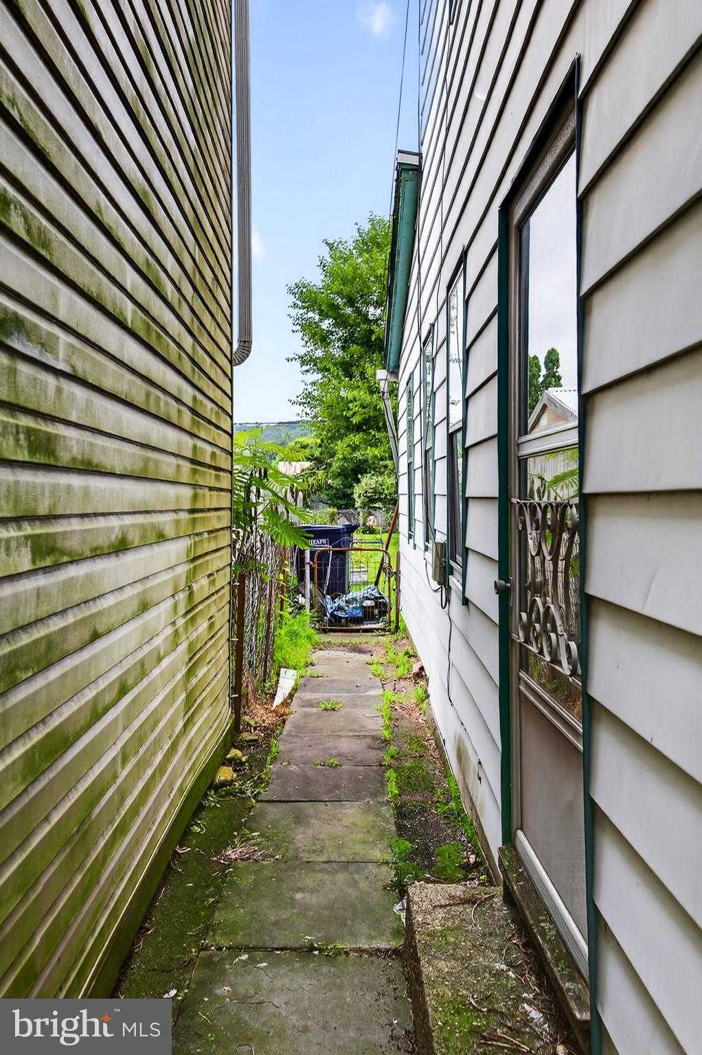 552 E Front St photo 4