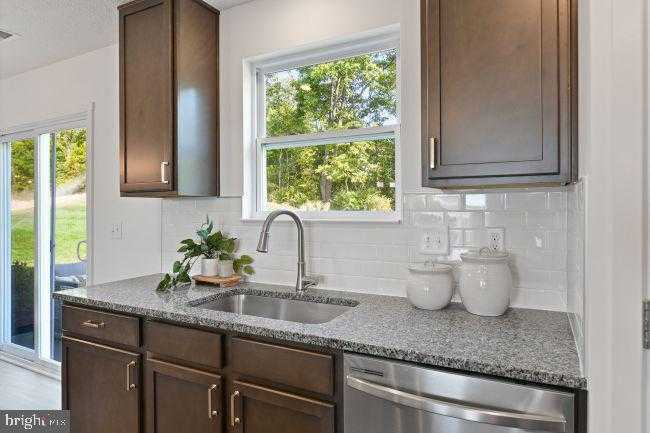 245 Monroe Ave photo 6