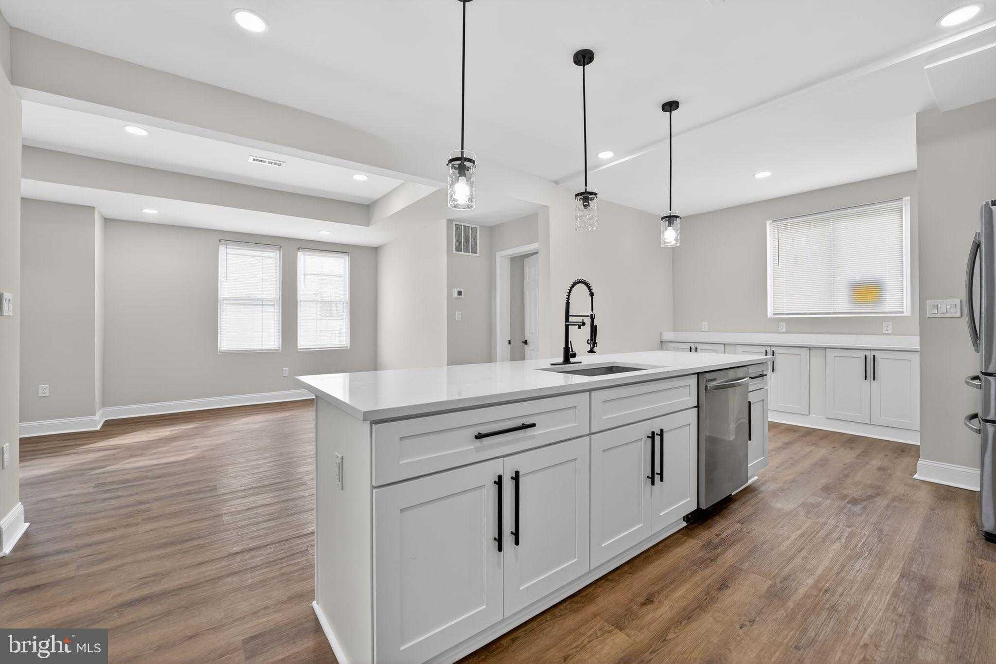 2911 Pinewood Ave photo 8