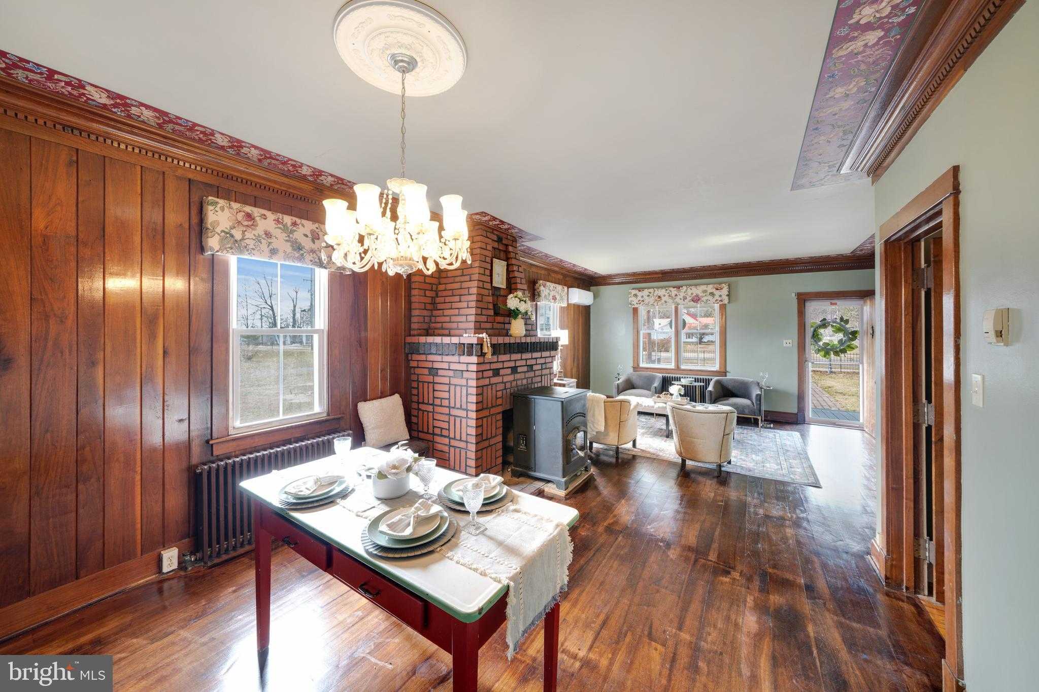 590 Aiken Ave photo 4