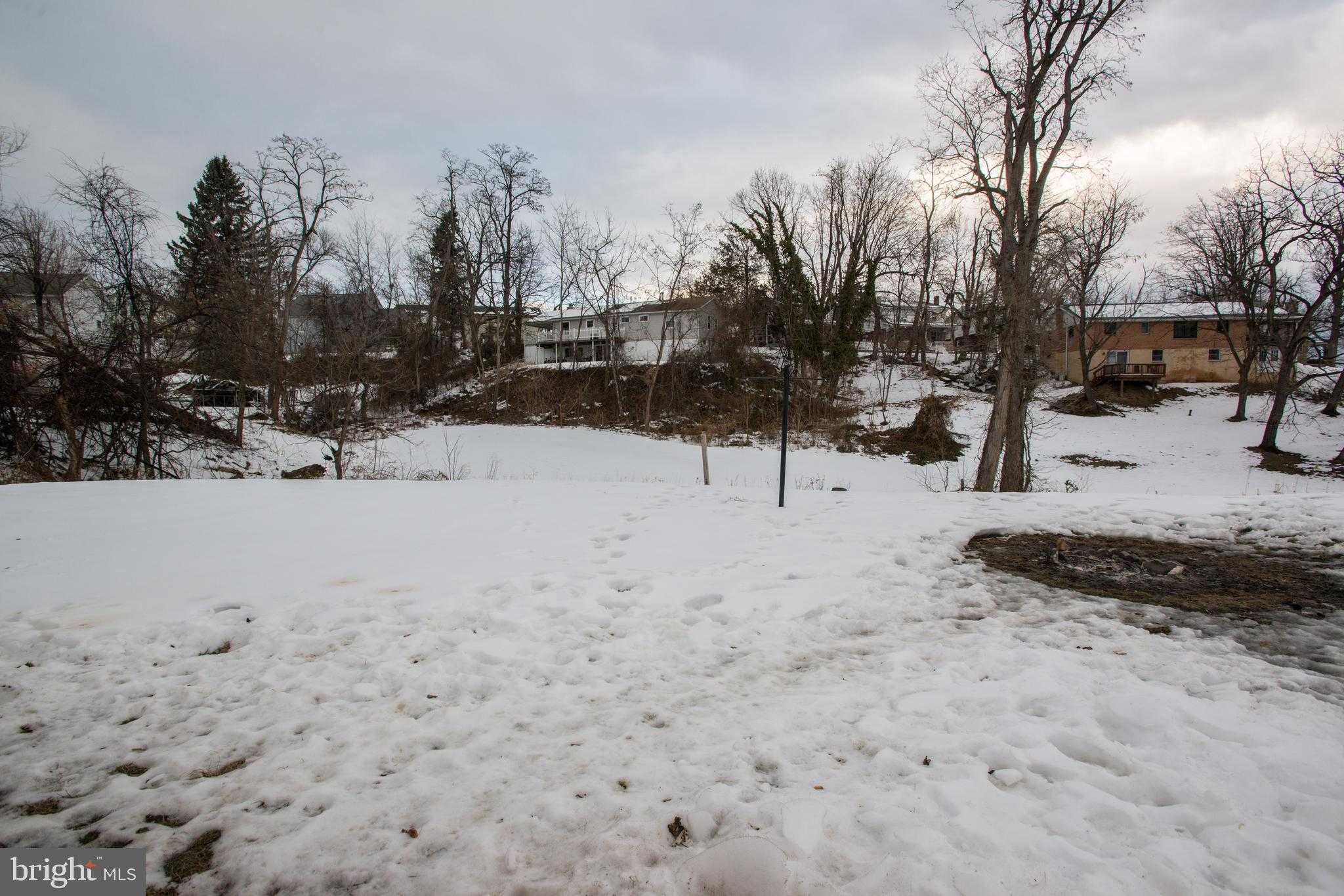 99 E Perry St photo 17