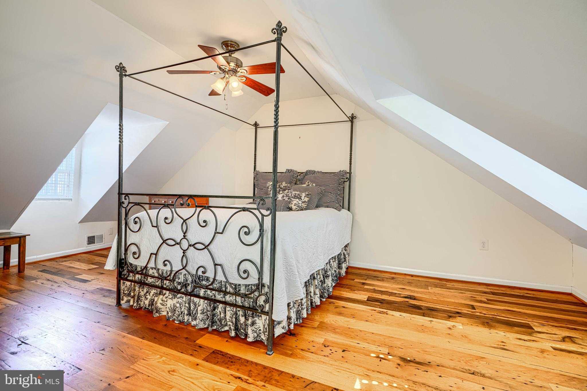 2102 Cambridge St photo 23