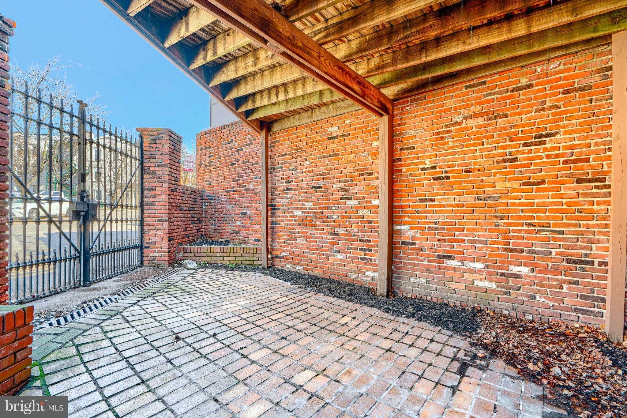 2102 Cambridge St photo 35