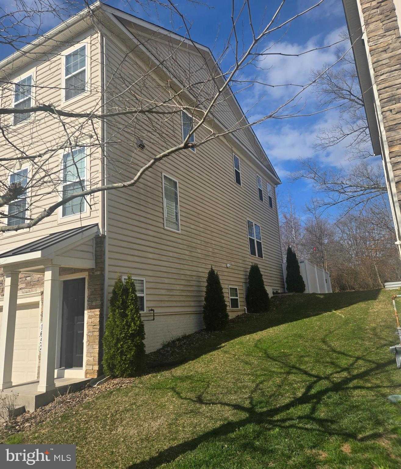 1652 Livingston Dr photo 2