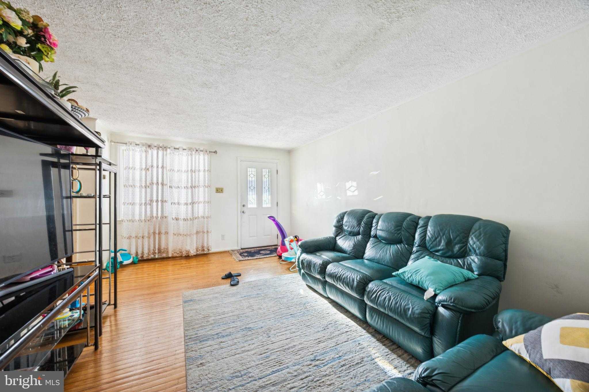 1053 Taylor Dr photo 2