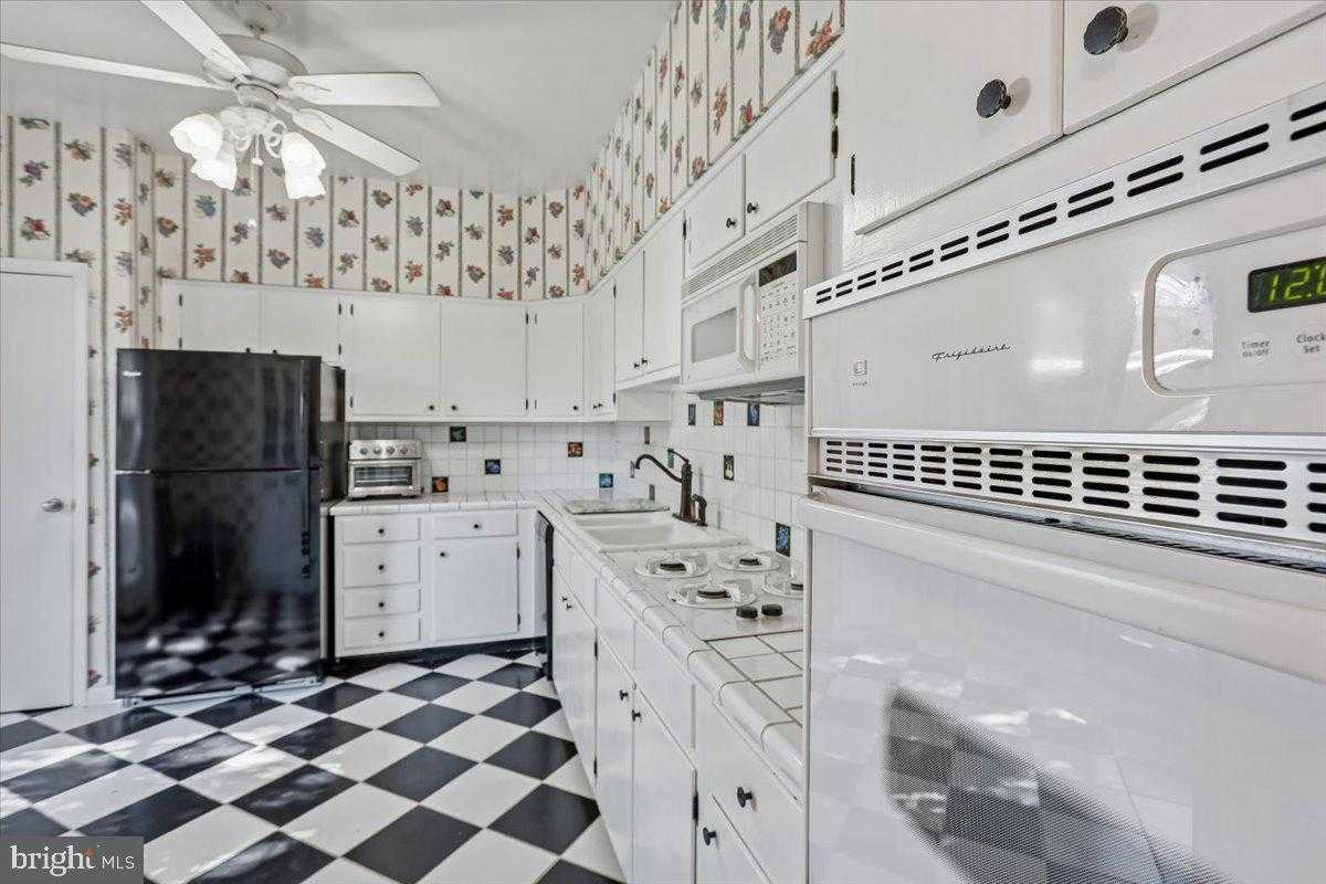 28 Bouton Green CT photo 5