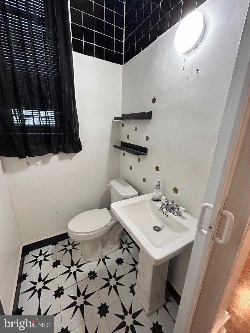 2431 W Norris St photo 12