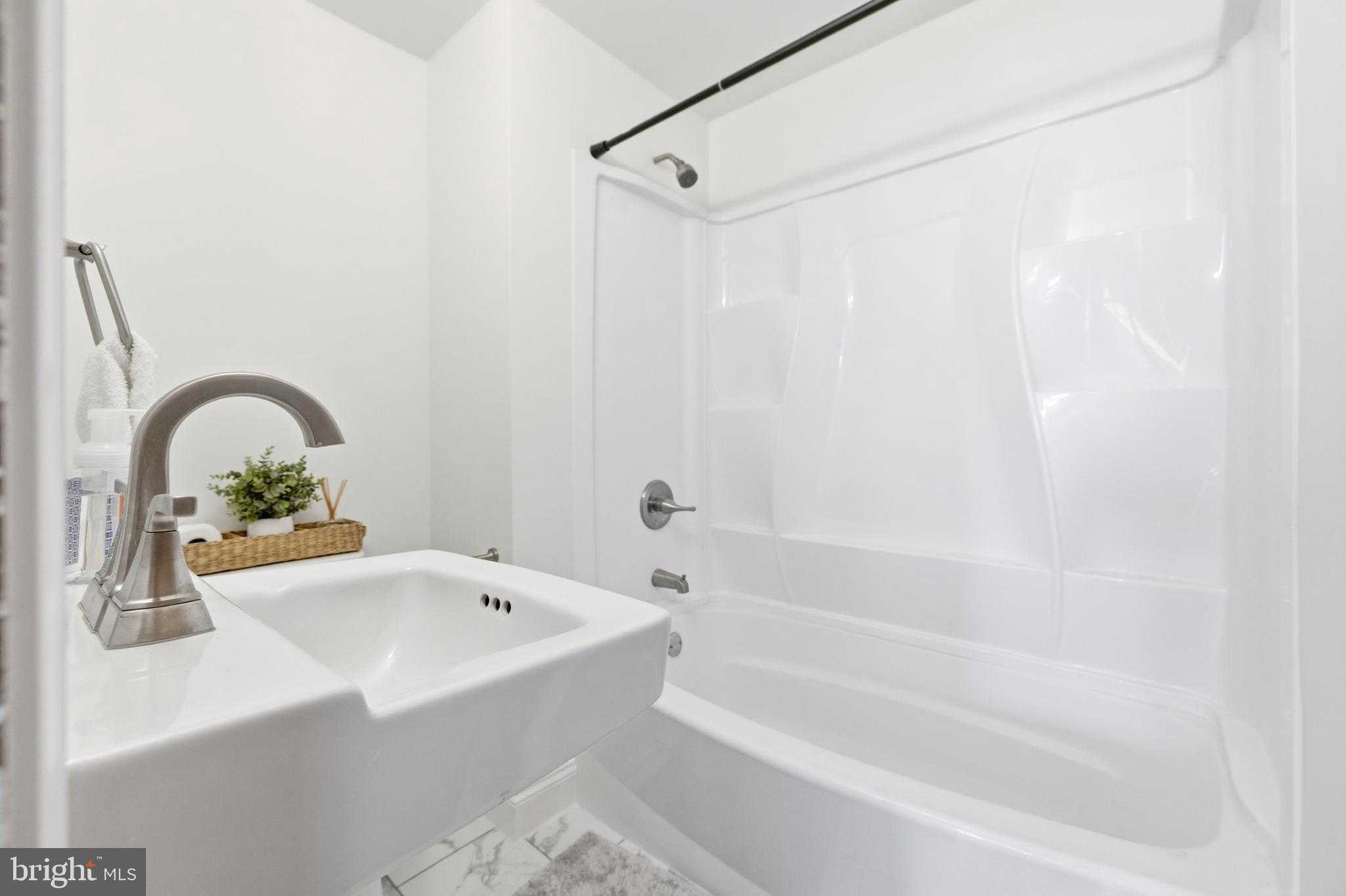 296 W Main St photo 24