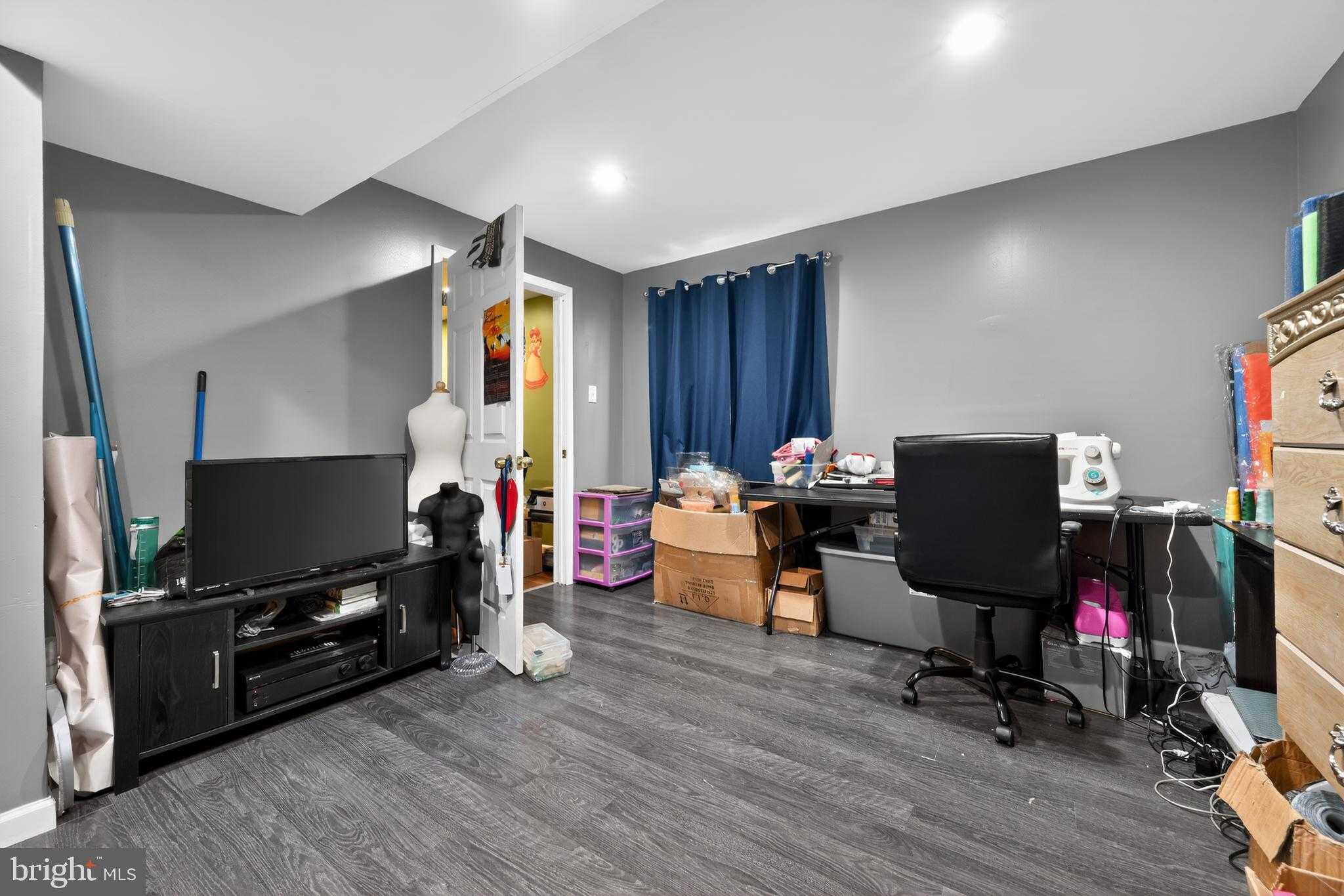 250 Davis Ave photo 39