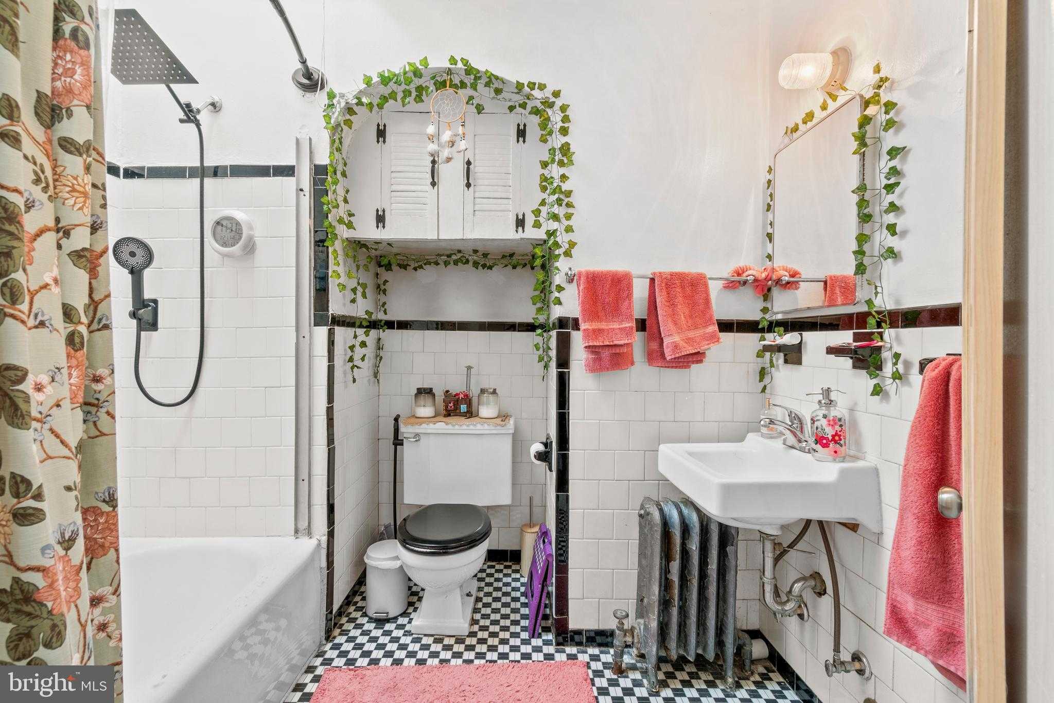 211 E 33rd St photo 22