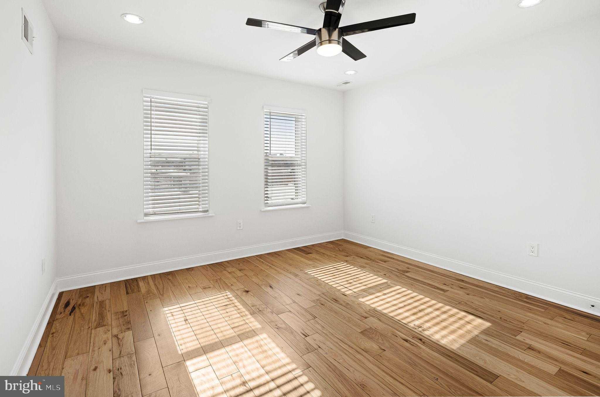 640 Emily St photo 9