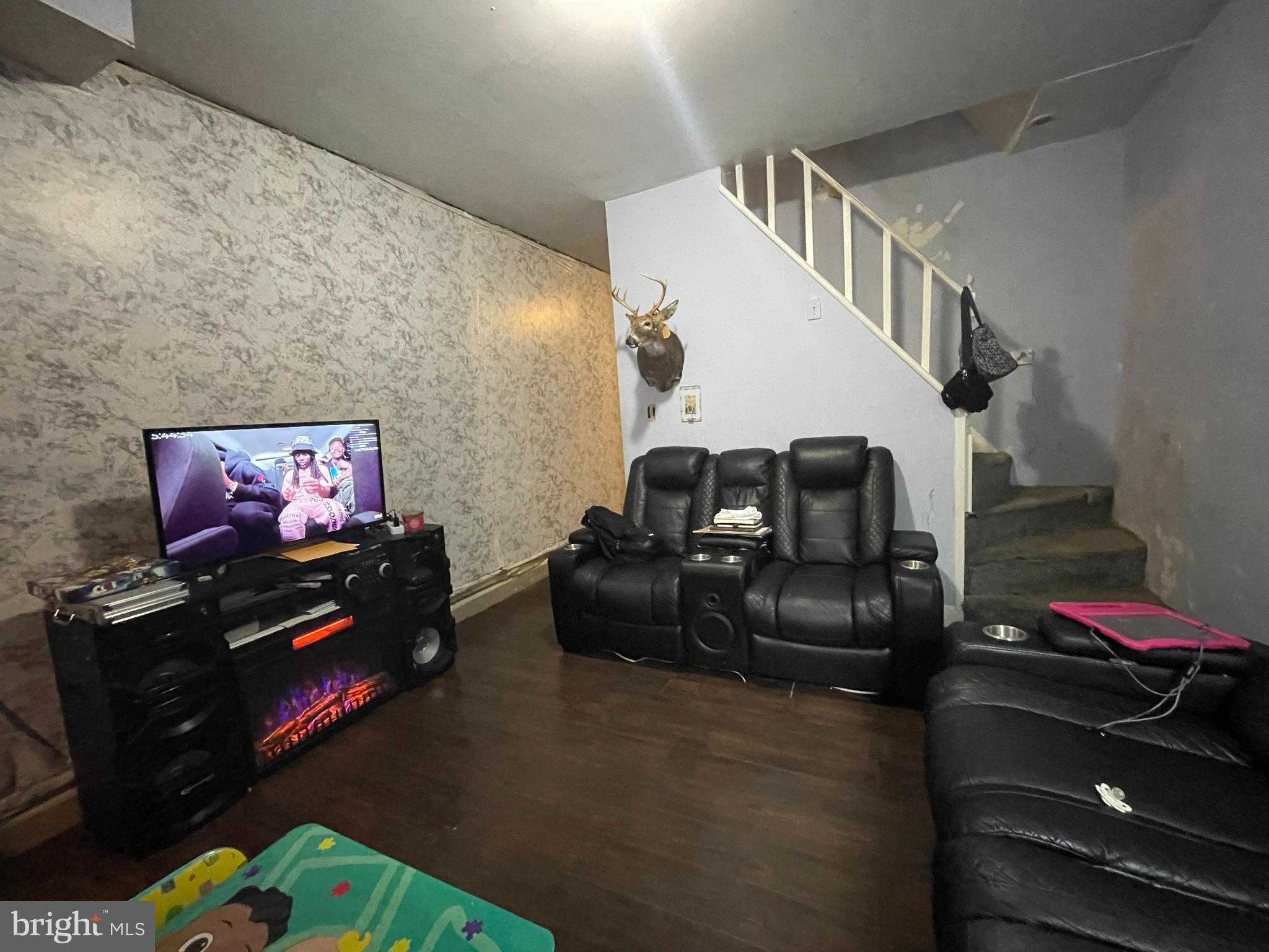 3756 N Randolph St photo 5